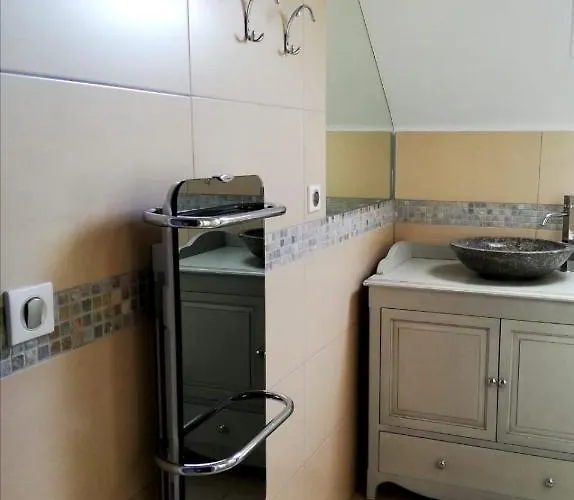 Studio, 15mn De La 5mn De La Rue De La Avec Jouissance Du Jardin Et Parking Кабур