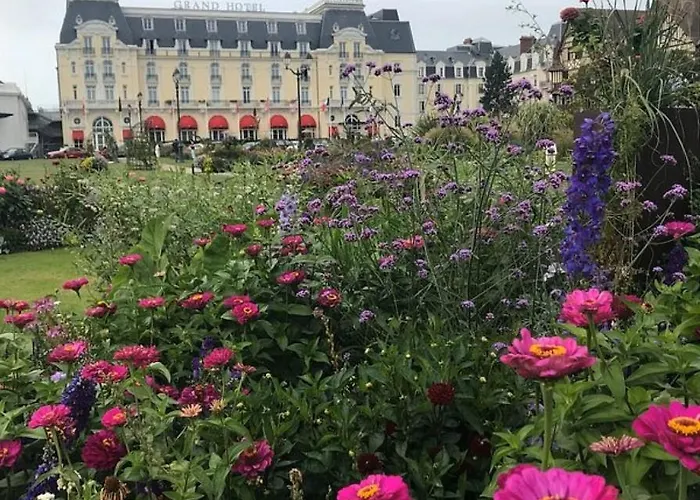 Апартаменты Studio, 15mn De La 5mn De La Rue De La Avec Jouissance Du Jardin Et Parking Кабур